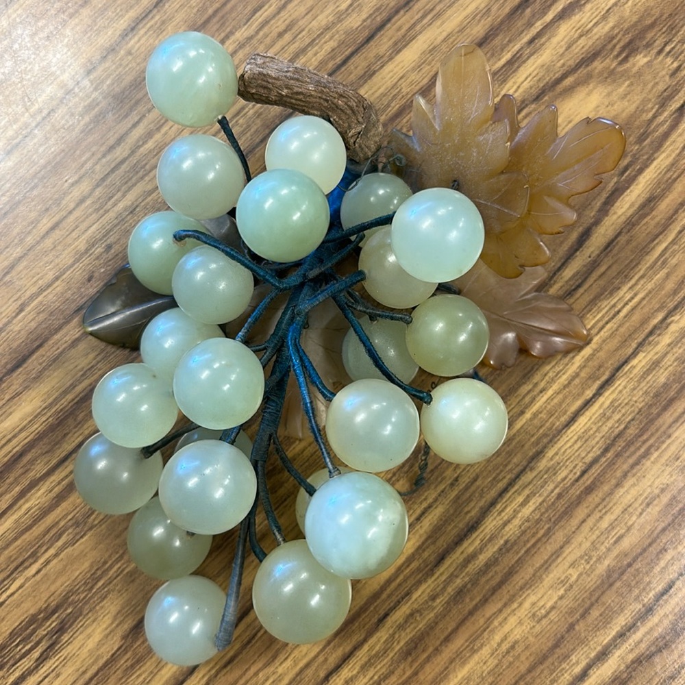 Antique CHINESE Carved JADE/Agate Bunch Of Grapes W/5 Leaves Each 20th Century